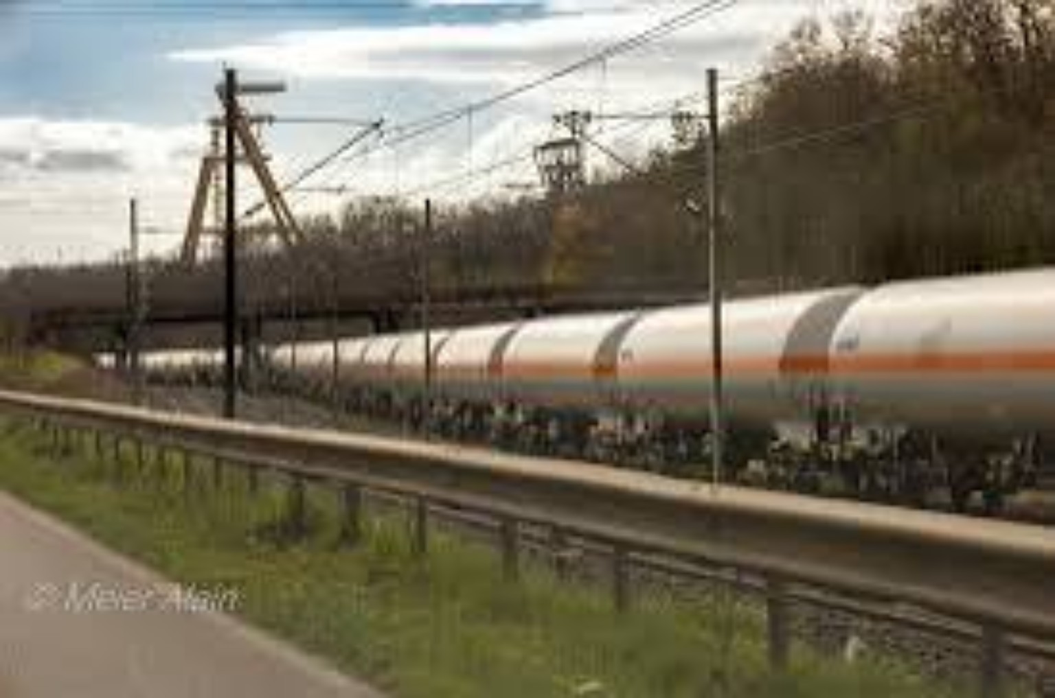 Voies ferrées et wagons à proximité d’un site minier du bassin houiller lorrain